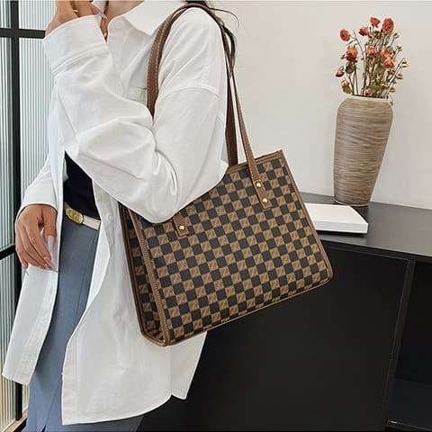 Large-Capacity Commuter Retro Shoulder Bag for Women 2026 Summer New Niche Design Fashionable Hand-Held Tote Bag