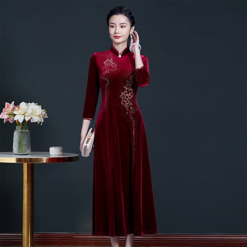 Red Velvet Evening Gown for Mother Wedding Dress Elegant High-End Polyester Fabric Chinese Style Qipao with Rhinestones