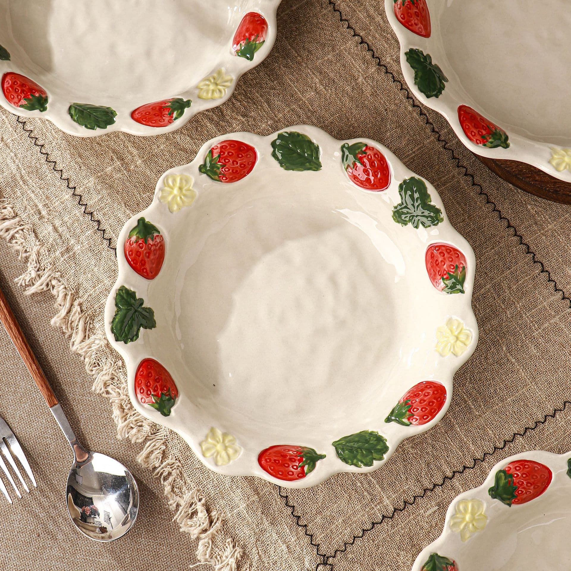 Berryman Qinghuan new product strawberry cartoon high-value ceramic tableware dishes and dishes combination set exquisite underglaze color