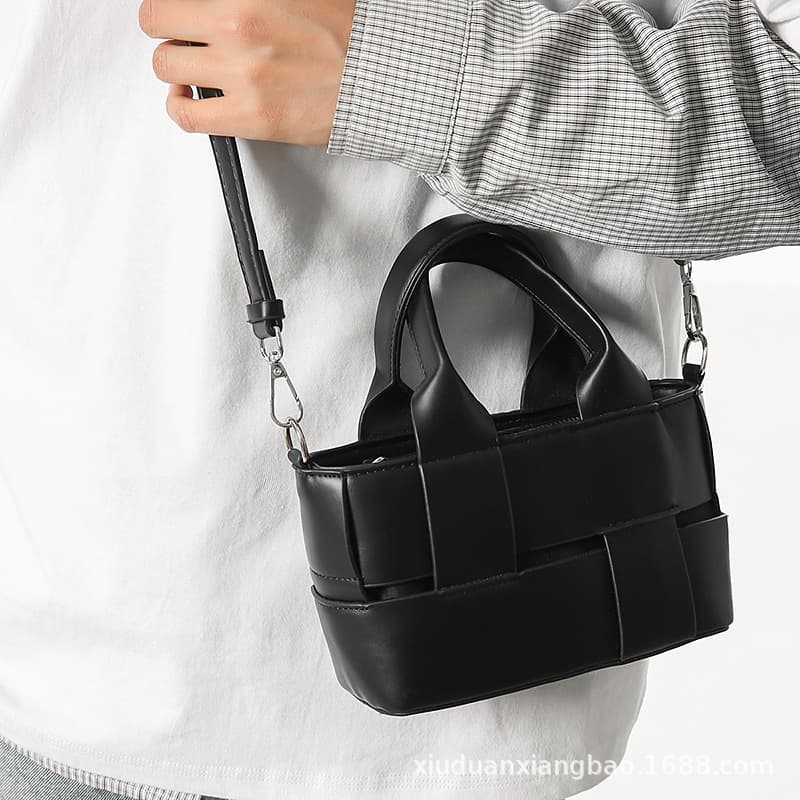 French niche design crossbody bag, retro woven high-end shoulder bag, multifunctional handbag, female mobile phone bag