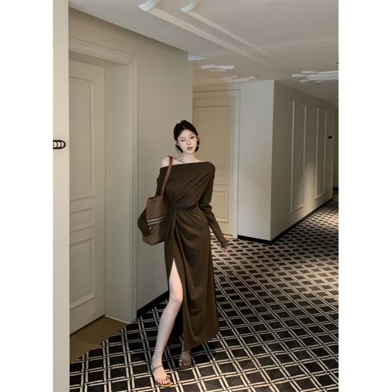 Actual Photo, Real Price: Pure and Sultry Off-Shoulder Long-Sleeve Dress for Women, Slimming and Figure-Flattering with Side Slit Hem
