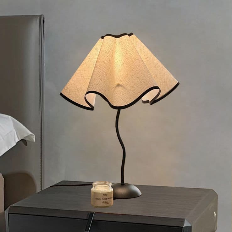 Petal retro desk lamp, Instagram high-end minimalist French romantic study bedroom ambiance light, viral Chinese-style bedside lamp