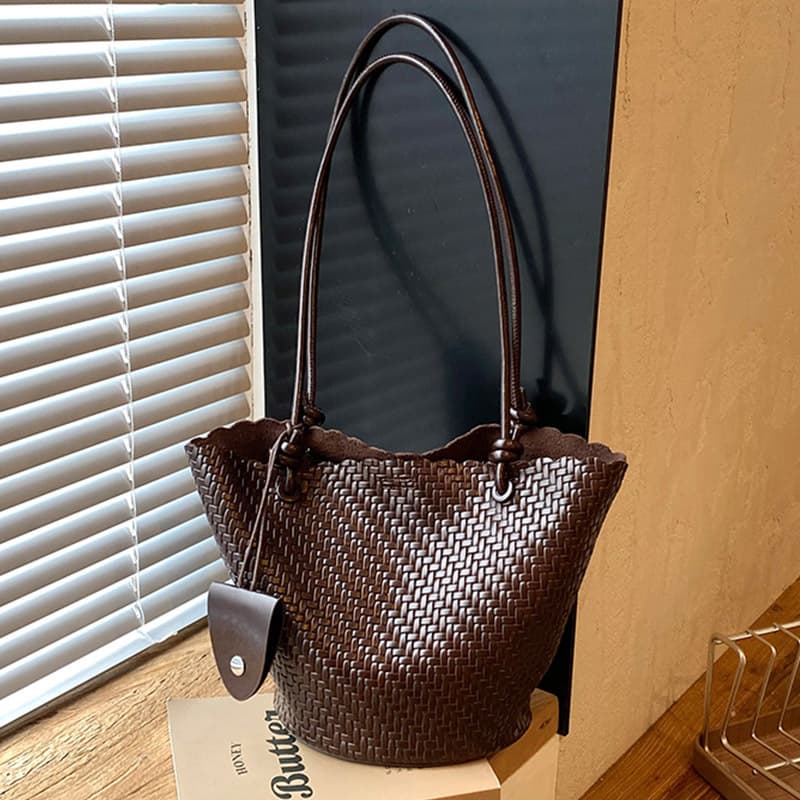 Hand-held large-capacity bag women's 2026 new trendy Korean style woven tote bag simple commuter single shoulder armpit bag