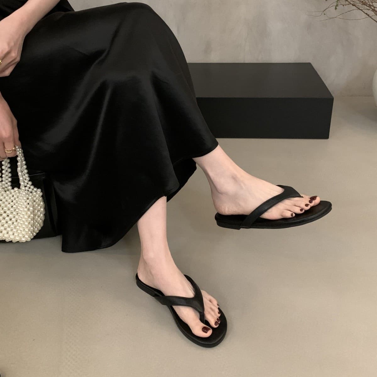 Flat Bottom Toe-Post Sandals Women's 2026 Spring Summer New Style Versatile Outdoor Beach Slippers