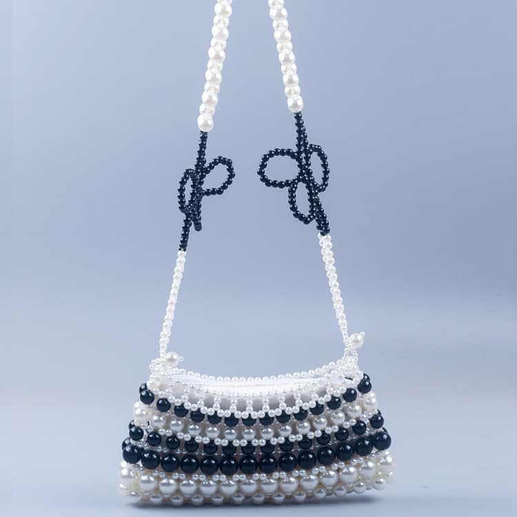 New fashion trend black and white contrasting shoulder bag black woven flower mobile phone bag handmade beaded handbag travel
