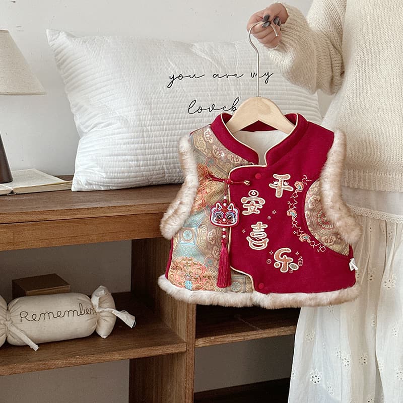 Newborn baby vest winter New Year outer vest male and female baby quilted warm festive outing vest vest