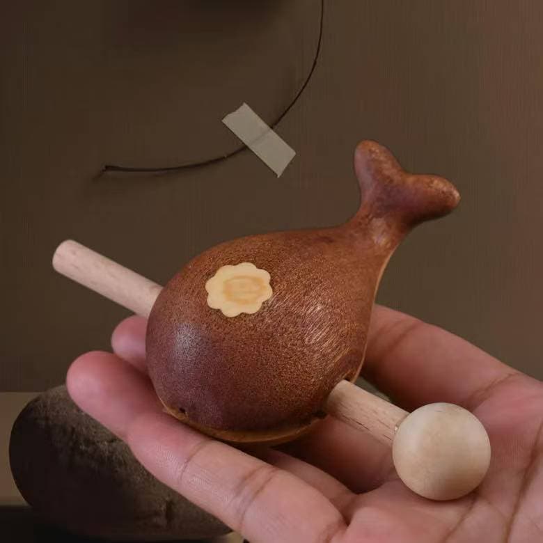 Wholesale ebony wooden fish, creative wooden toys for customer service, stress relief, cute office desktop ornaments, wooden fish.
