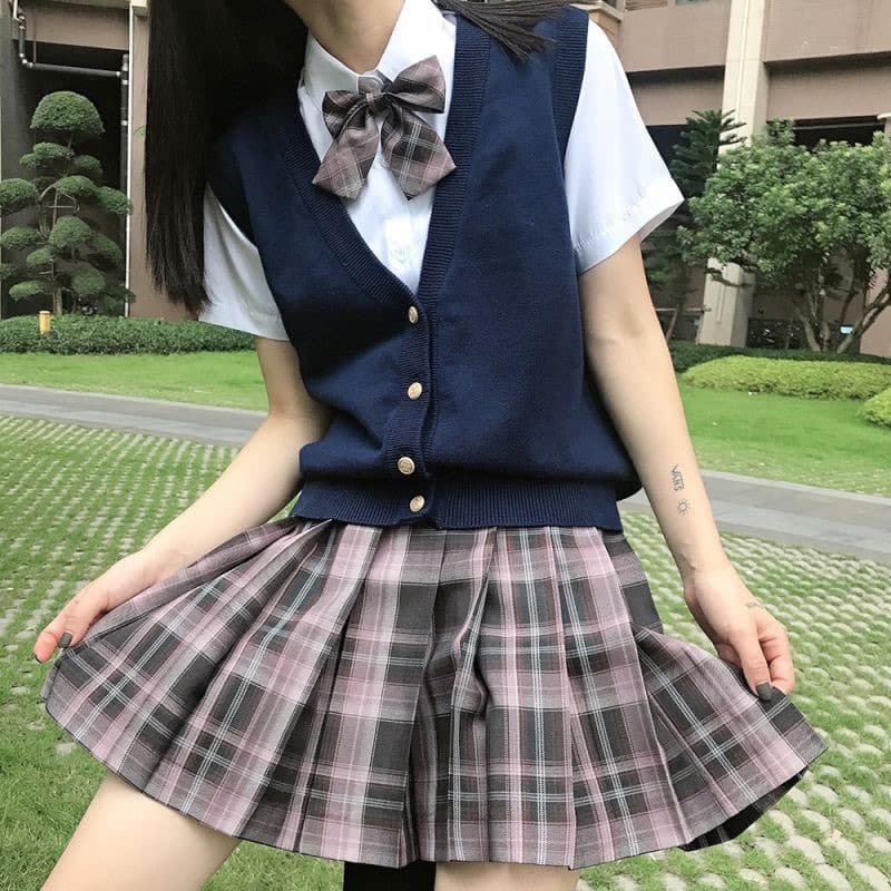 Japanese-style preppy knitted cardigan sweater vest, suitable for spring and autumn, versatile V-neck JK style solid color vest.