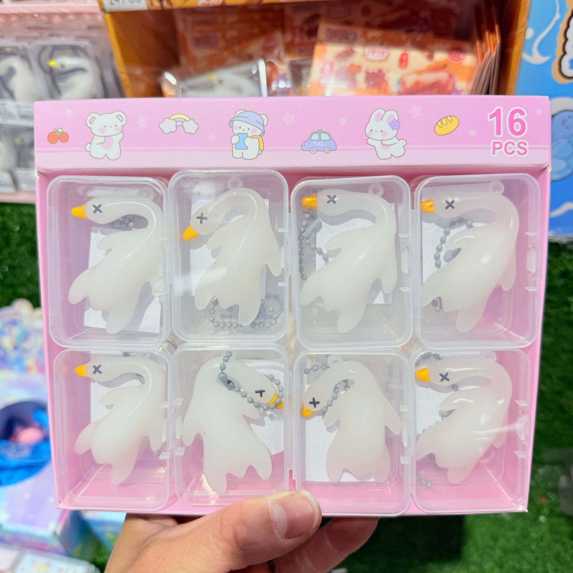 Color-changing roast duck pendant will change color when exposed to ultraviolet light. Fun spoof roast duck keychain. Black technology creative toy.