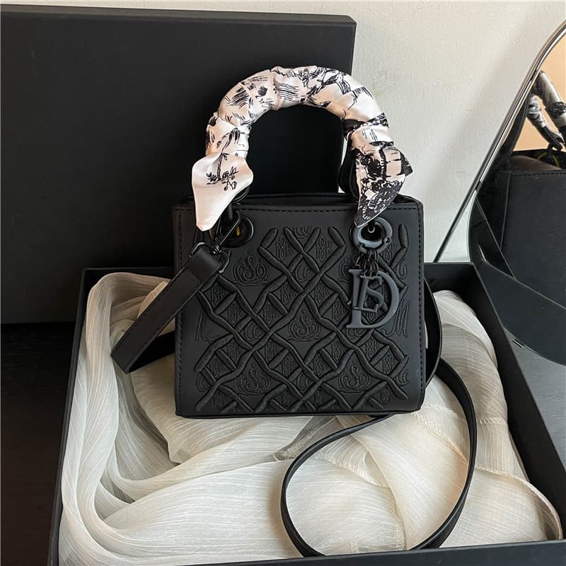 Cross-border national style heavy industry embroidery portable Princess Diana bag women's high-end light luxury crossbody bag 2026 new versatile bag