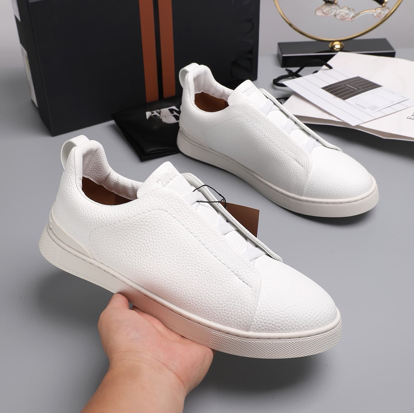 Jiejia Men's Leather Casual Shoes Lightweight Low-Top Breathable Versatile Sneakers Slip-On White Shoes Casual and Versatile