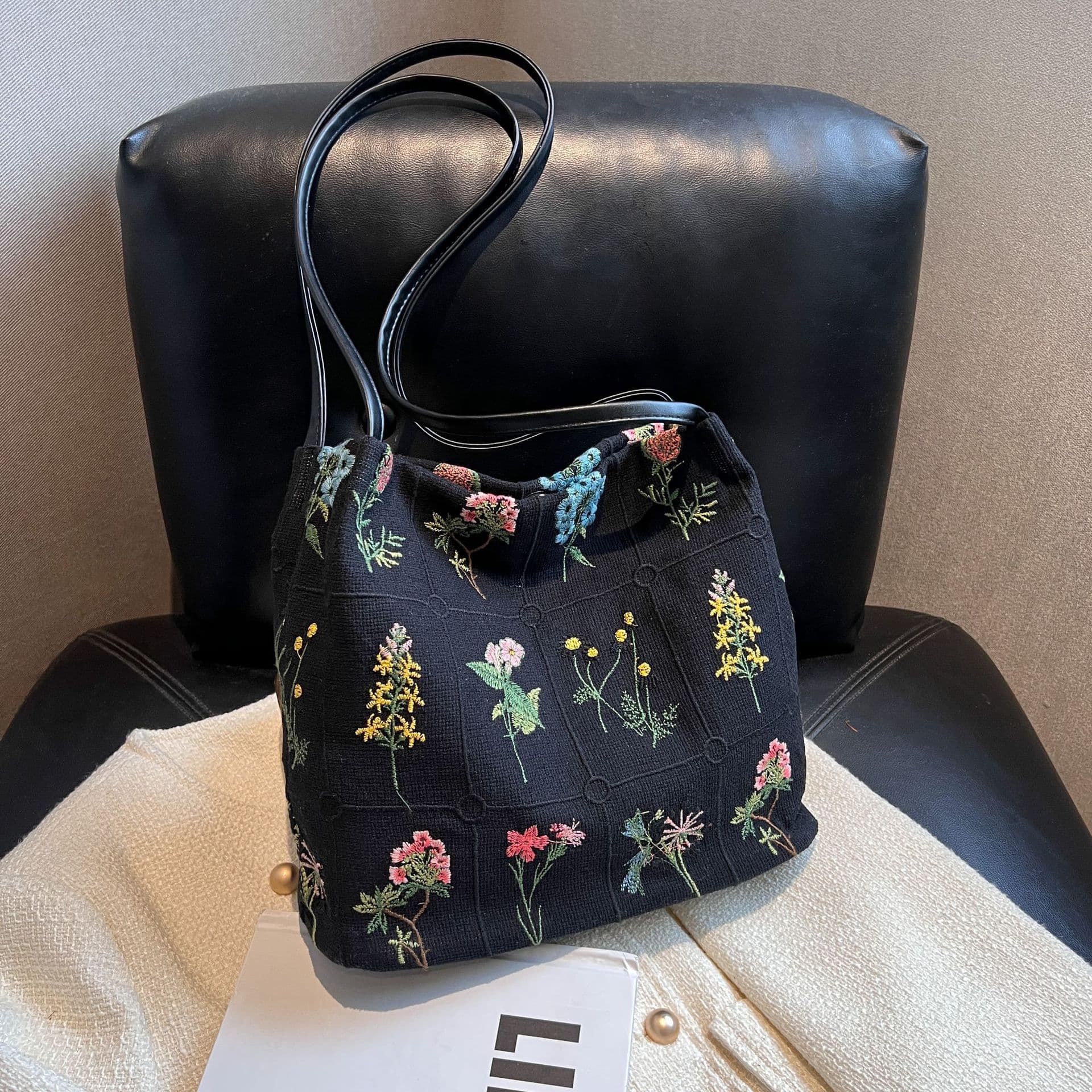 Large-capacity embroidered high-quality tote bag for women new trendy canvas bag embroidered shoulder bag texture bucket bag cross-border
