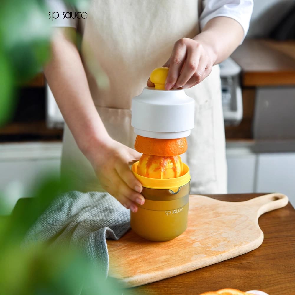 Simple Manual Juicer Small Portable Orange Juice Cup Household Press Fruit Orange Lemon Juicer