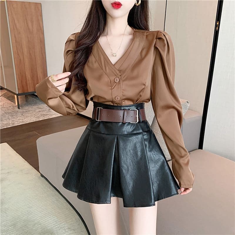 Black high-waisted leather mini skirt for women, plus size, slimming, retro style, perfect for winter.