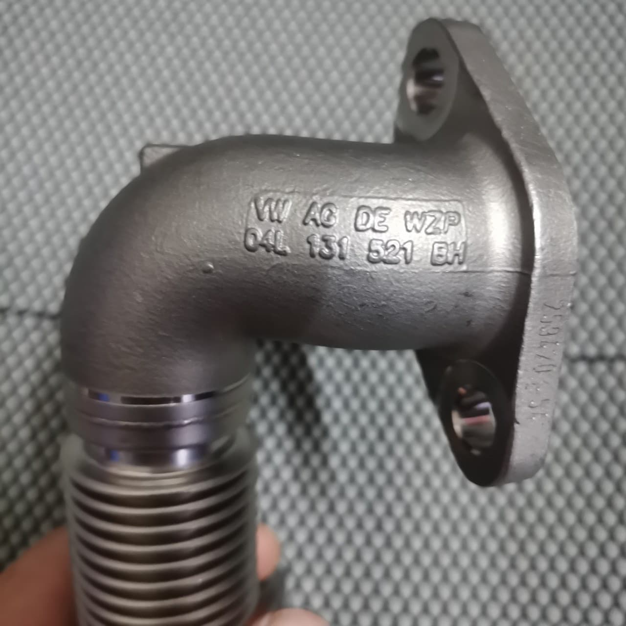 Automotive EGR valve turbocharger water pipe suitable for Audi Volkswagen Crafter T6 04L131521BH