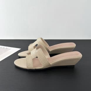 Crocodile Texture Wedge Heel Sandals for Women, 2026 Summer New Fashion Versatile Chunky Heel Mid-Heel One-Strap Beach Slides