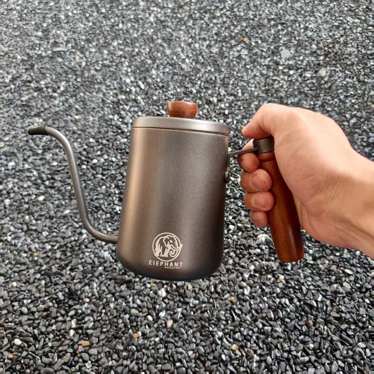 Outdoor camping equipment blackened hand brewing pot coffee pot kettle planet punching solid wood handle stainless steel narrow mouth pot