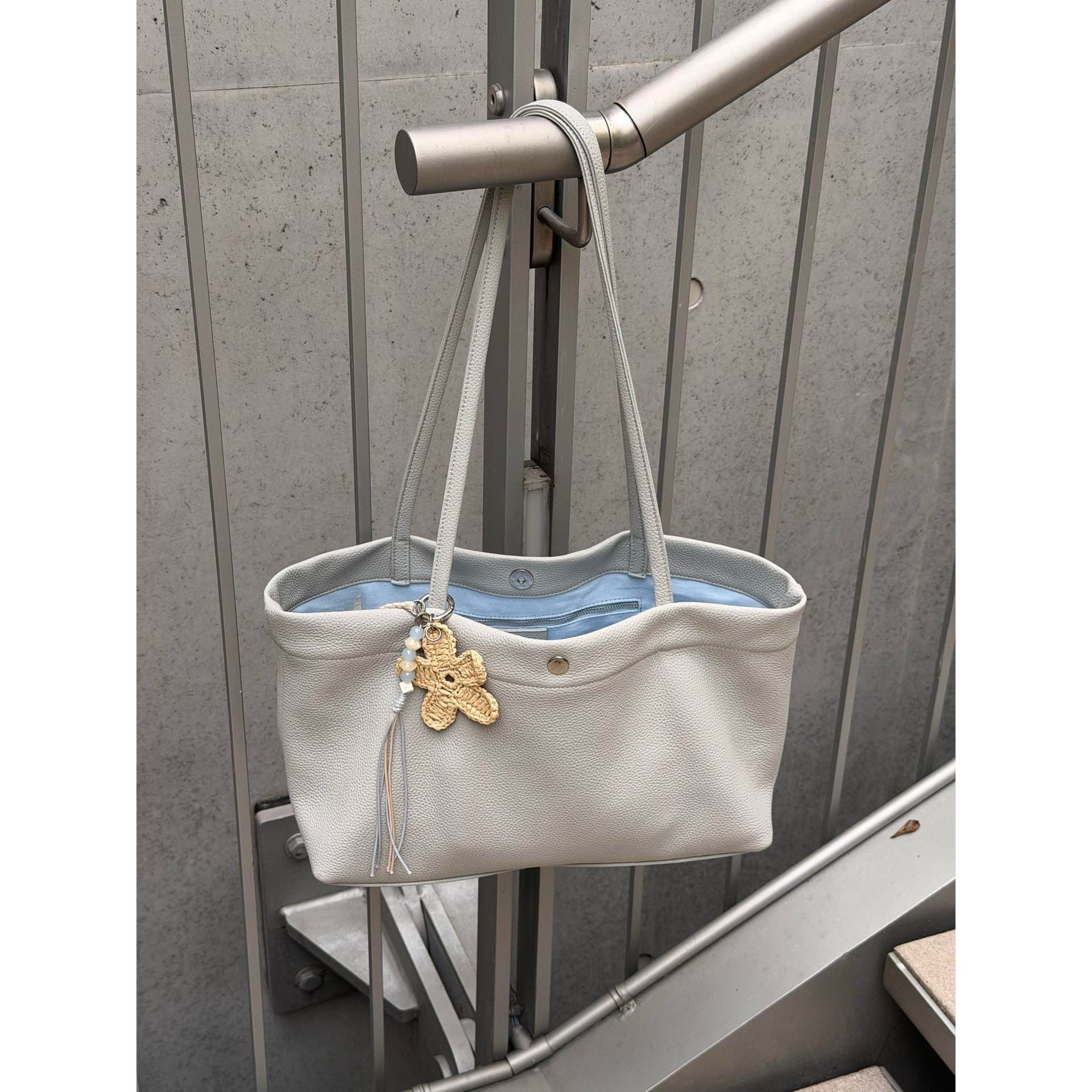 Simple and atmospheric contrasting color single shoulder underarm bag women's 2026 new high-end niche non-colliding commuting tote bag