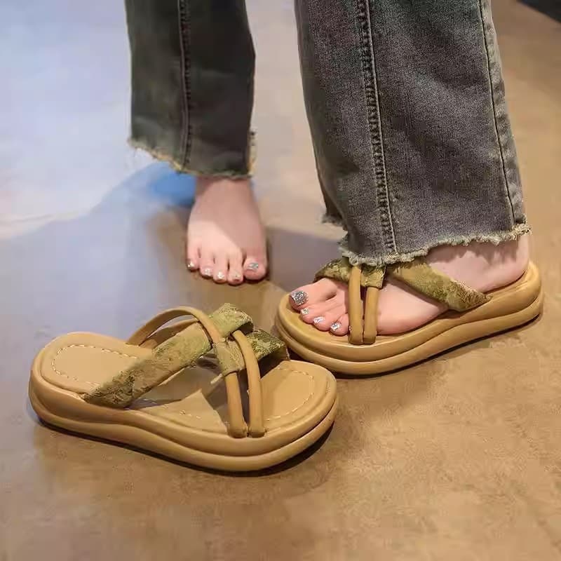 High-Looking Ladies Go Out with Beautiful Sandals for Women 2025 New Popular Style Outer Wear Summer Thick-Soled Internet Celebrity Slippers