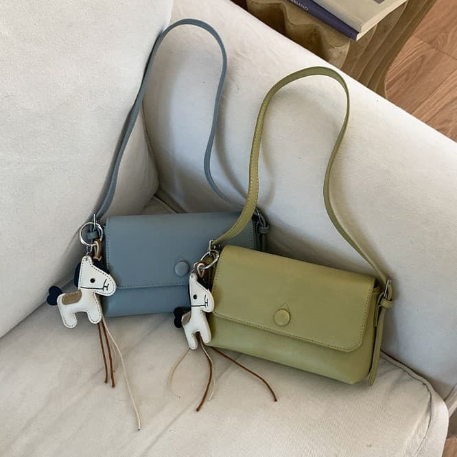 2026 portable high-end niche design mobile phone bag fashionable button envelope crossbody small square bag